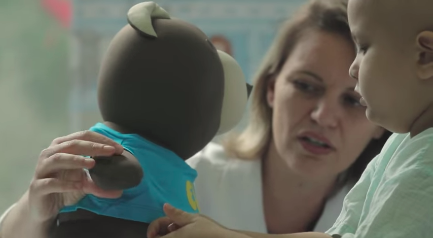 Une peluche qui délivre aux enfants malades les messages de leurs familles